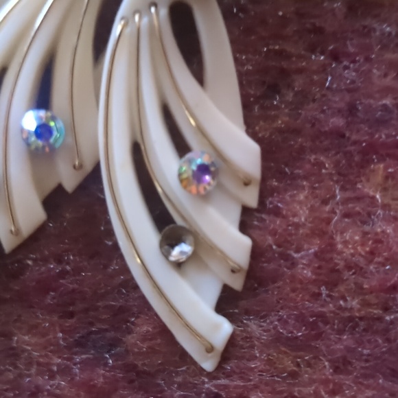 West German vintage plastic climbing/cascading earrings w/ rainbow rhinestones - Picture 3 of 10